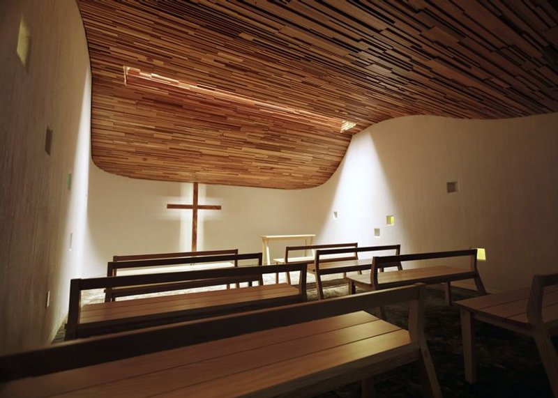techo curvo en madera en una iglesia