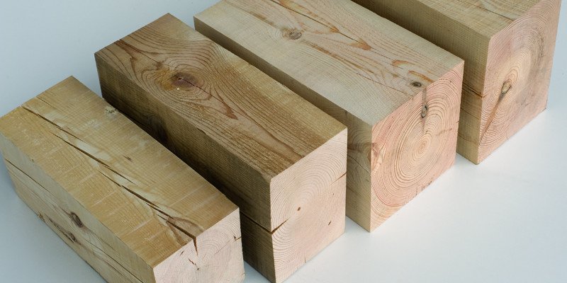 piezas de vigas de madera aserrada